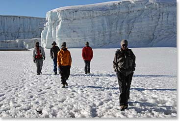 Equipe da Berg Adventures tem roupas super quentes para poder dar apoio dentro da cratera (Berg Adventures staff has special warm clothes in order to be able to work inside the crater)