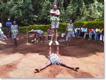 Acrobatas homenageiam os Vencedores (Acrobats honoring the winners)