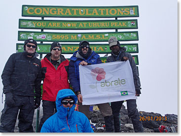 Dr. Daniel Tabak com a bandeira da Abrale no topo do Kilimanjaro (Dr.Daniel Tabak with the Abrale flag on the summit of Kilimanjaro)