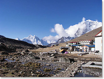 Arriving in the village of Lobuche