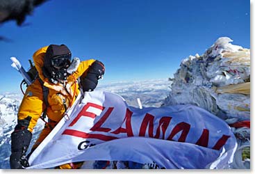It was a bit difficult to manage the Flaman banner in the jet stream winds at 8,848 meters, but Steve was able to hang on to it anyway.