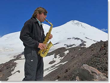 There are always surprises on Elbrus; Vladimir Kopylov plays the saxophone!.