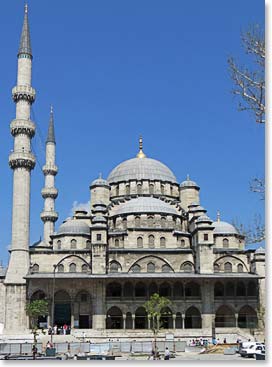 Since everyone arrived fairly early in the day we decided to make a visit to the Spice Bazaar. Here is a photo of the Yeni Mosque (also known as New Mosque) that was right beside the spice Bazaar.