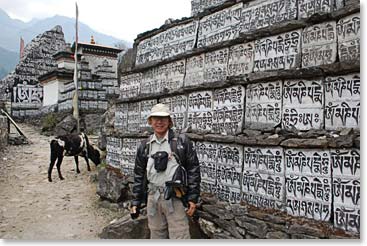 Dave poses by the mani walls on his way to Phakding