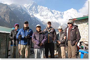 The team ready to leave Thame for Khumjung! 