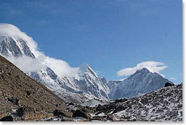 Incredible views of great peaks on our way to Gorak Shep