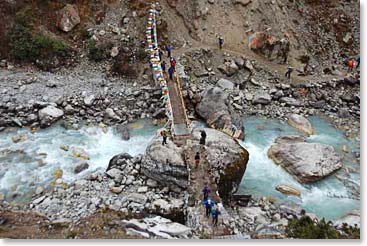 Crossing the Dudh Kosi river on our way back to Namche 