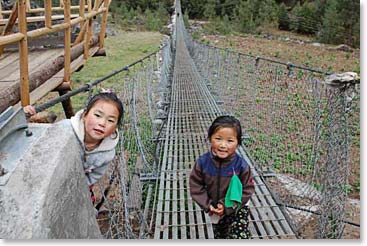 We meet more smiling children on our way to Lukla.