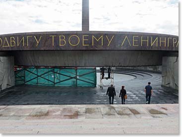 Dan, Tom and Lina enter the victory museum.