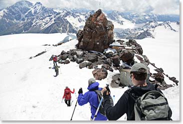 Hiking down from Pashtukov rocks