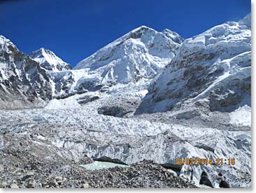 Everest on the background