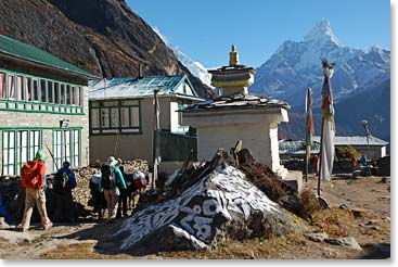 Leaving Khumjung on the trail toward Tangboche