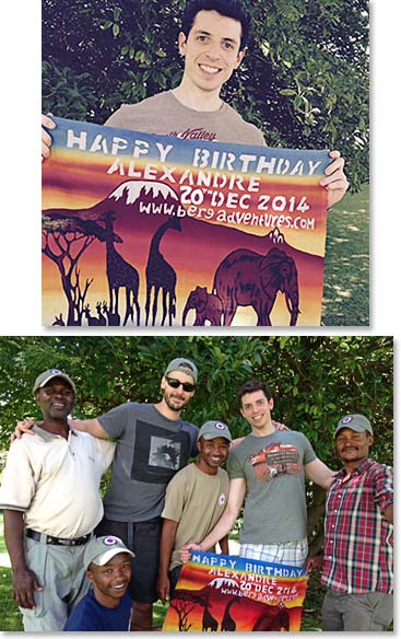 Alex recebeu um batik de presente de aniversário da equipe da Berg Adventures em Arusha. ( Alex received a batik as a birthday gift from Berg Adventures staff in Arusha)