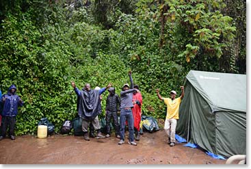 A equipe dançando mesmo debaixo de chuva (Berg Adventures staff dancing even in the rain)