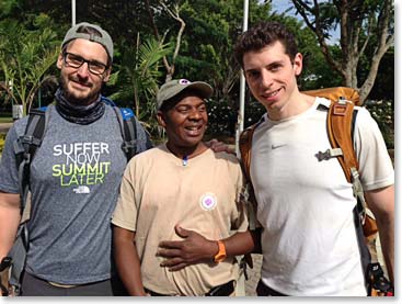 Camilus, motorista da Berg Adventures por 11 anos, levou o time para o Kilimanjaro. (Camilus, Berg Adventures driver for the past 11 years, drove them to Kilimanjaro trailhead)