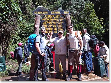 Gabriel, Wally e Alex  prontos para o início da escalada. (Gabriel, Wally and Alex at the trailhead)