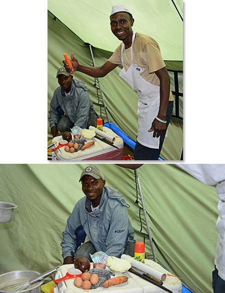 A equipe da cozinha da Berg Adventures preparando o almoço (Berg Adventures kitchen staff preparing lunch)