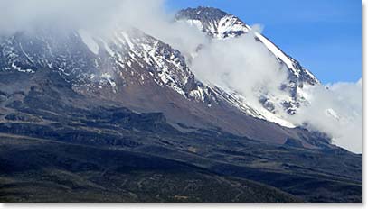 As nuvens abriram e vimos o Kilimanjaro (As the clouds cleared we got a great view of Kibo)