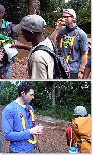 Gabriel e Alex bebando suco para hidratar depois da descida (Gabriel and Alex drink some juice to hydrate after their descent)