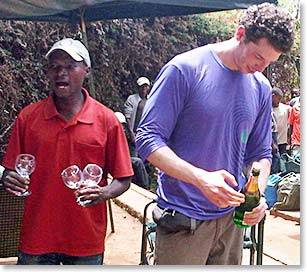 Alexandre abre a garrafa da champagne( Alexandre opens up the champagne)