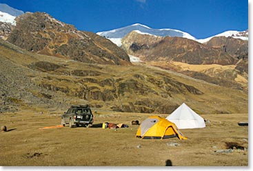 We arrived with a 4-wheel drive to Illimani base camp