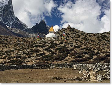 Chorten along the trail to Dingboche