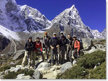 The entire team with a spectacular view of Cholatse!