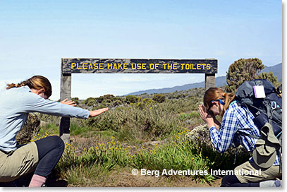 Sign on the trail reminding everyone to use the toilets!