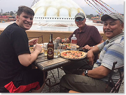 Boudhanath: Nothing beats pizza and a beer for lunch at the Stupa