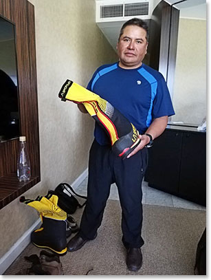 Osvaldo approved of the guy’s boot selection.  La Sportiva Olympus Mons